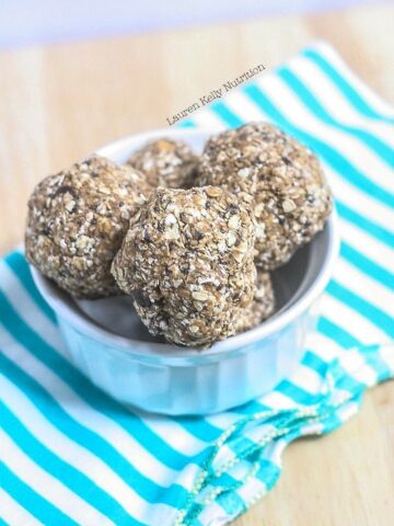 These Peanut Butter Flax Balls are so easy to prepare and super healthy! www.laurenkellynutrition.com