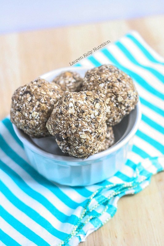 Peanut Butter Flax Balls take minutes to make and are so healthy! www.laurenkellynutrition.com
