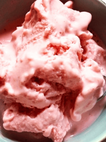 Strawberry frozen yogurt in a bowl.