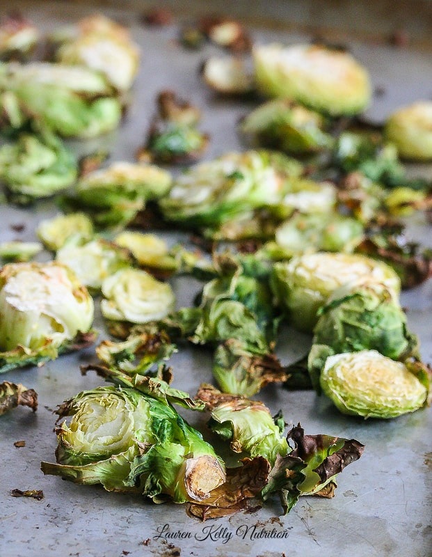 These Simple Roasted Brussels Sprouts will be everyone's favorite! www.laurenkellynutrition.com