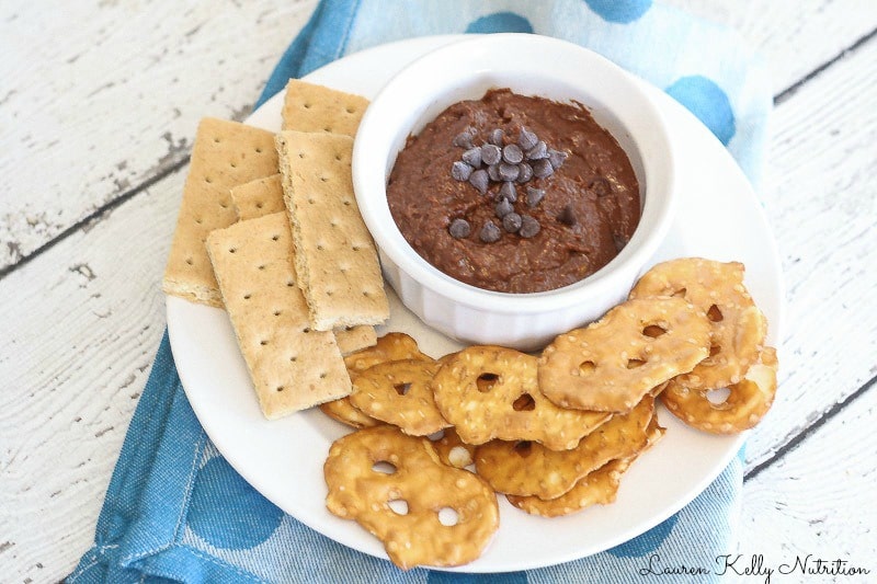 Kids and adults both love this Healthy Chocolate Cookie Dough Dip! From Lauren Kelly Nutrition #vegan