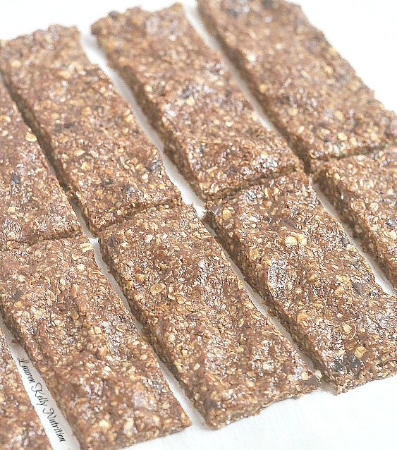 Chocolate Peanut Butter Granola Bars ~ Lauren Kelly Nutrition has just 5 ingredients and is no bake!