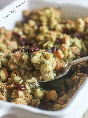 This Easy Cornbread Stuffing is healthy and delicious! www.laurenkellynutrition.com