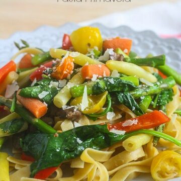 This Healthy Pasta Primavera from Lauren Kelly Nutrition has no cream in it and is packed with vegetables! #glutenfree @jovialfoods