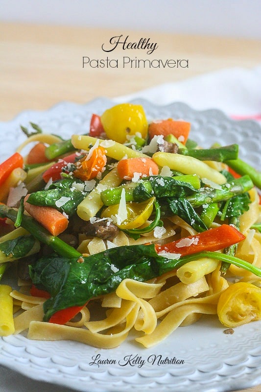 This Healthy Pasta Primavera from Lauren Kelly Nutrition has no cream in it and is packed with vegetables! #glutenfree @jovialfoods