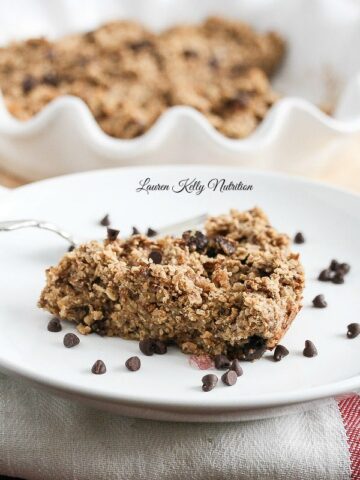 This Peanut Butter Chocolate Chip Baked Oatmeal takes minutes to prepare, is insanely delicious and tastes like a big, oatmeal cookie! #glutenfree #vegan #dairyfree