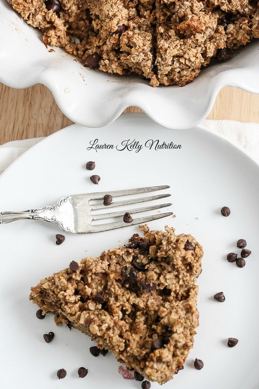 This Peanut Butter Chocolate Chip Baked Oatmeal takes minutes to prepare, is insanely delicious and tastes like a big, oatmeal cookie! #glutenfree #vegan #dairyfree