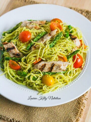 This Spaghetti and Chicken in Creamy Avocado Sauce will be ready in under 30 minutes! It's the perfect weeknight meal! #OnePotPasta #Pmedia #ad