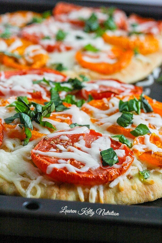 This Roasted Tomato and Basil Pizza is easy to make and delicious! www.laurenkellynutrition.com
