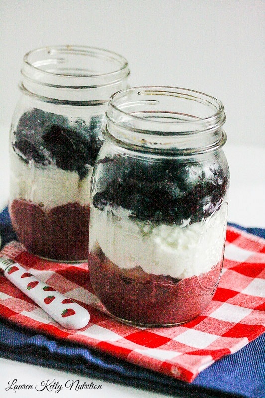 These Red White & Blue Chia Pudding Greek Yogurt Parfaits are the perfect, healthy snack for the holidays! www.laurenkellynutrition.com #healthy
