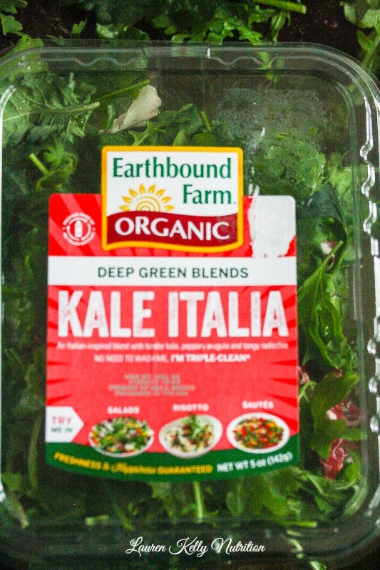 This Kale Bacon Manchego Pizza is delicious, healthy and simple to make! @earthboundfarm www.laurenkellynutrition.com
