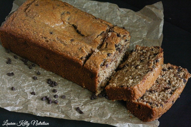 This Peanut Butter Chocolate Chip Banana Bread is gluten-free, easy to make and crazy delicious! www.laurenkellynutrition.com