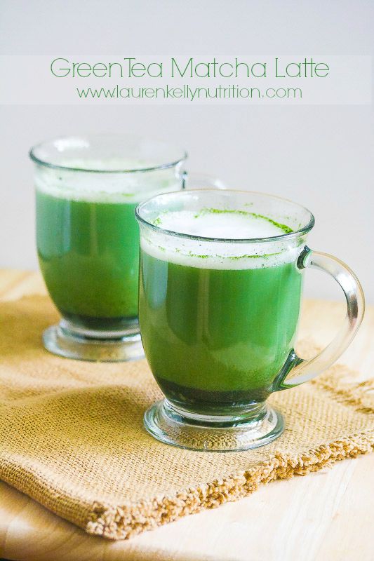 These healthy Green Tea Matcha Latte is filled with antioxidants and is lightly sweet. This can be served hot or cold! www.laurenkellynutrition.com