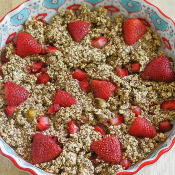 This Strawberry Banana Baked Oatmeal is perfect for those hectic school day mornings! From Lauren Kelly Nutrition #vegan #glutenfree