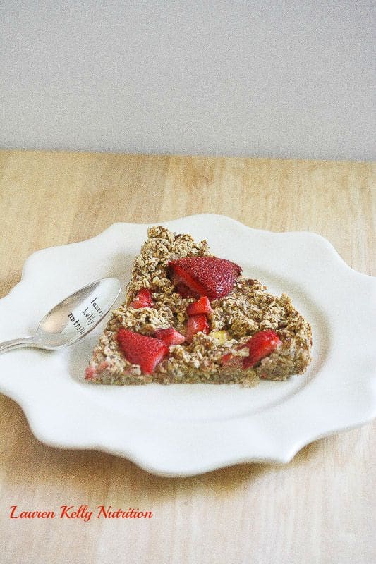 This Strawberry Banana Baked Oatmeal is perfect for those hectic school day mornings! From Lauren Kelly Nutrition #vegan #glutenfree