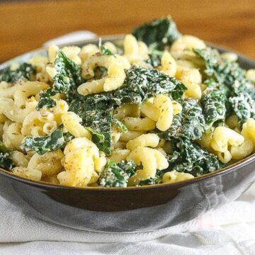 Kale and Cheddar Macaroni and Cheese made with Greek yogurt #HealthyPastaMonth