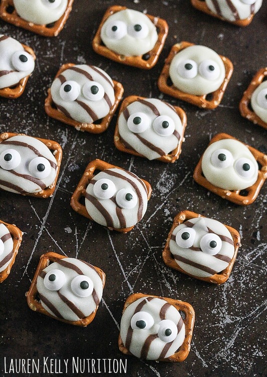 These Googly Eye Pretzel Kisses are so simple to make and really fun! www.laurenkellynutrition.com