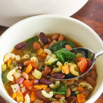 Healthy and delicious, this Easy Minestrone Soup can be made in 30 minutes! From Lauren Kelly Nutrition #vegan #AnytimePasta #Pmedia #ad