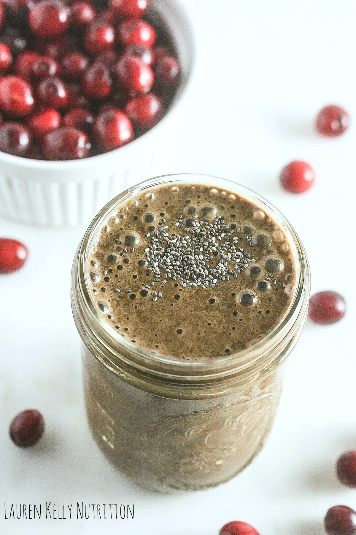 This Chocolate Cranberry Smoothie is packed with vitamins and antioxidants and is vegan, gluten-free and sugar-free! www.laurenkellynutrition.com