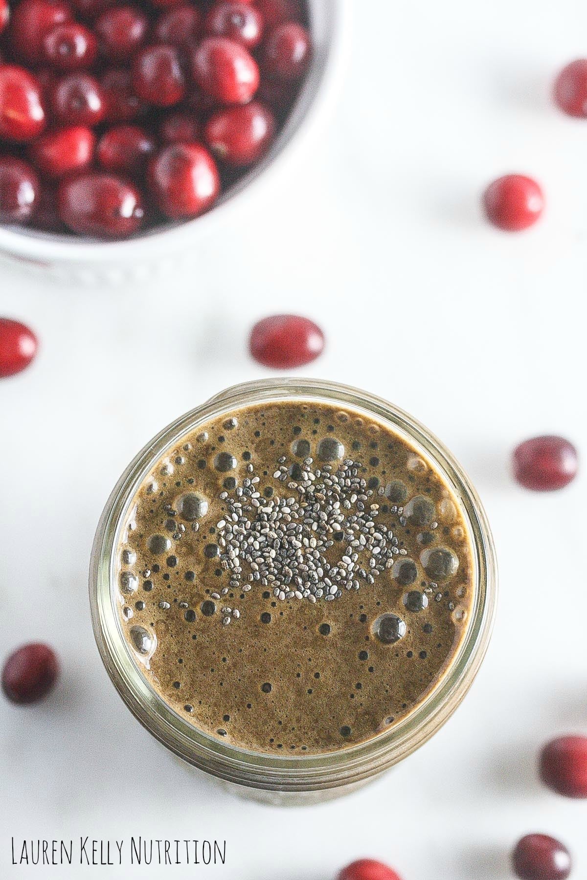 This Chocolate Cranberry Smoothie is packed with vitamins and antioxidants and is vegan, gluten-free and sugar-free! www.laurenkellynutrition.com