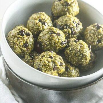 These No Bake Crispy Mint Chocolate Chip Balls take minutes to make and are delicious! #vgean #dairyfree #glutenfree