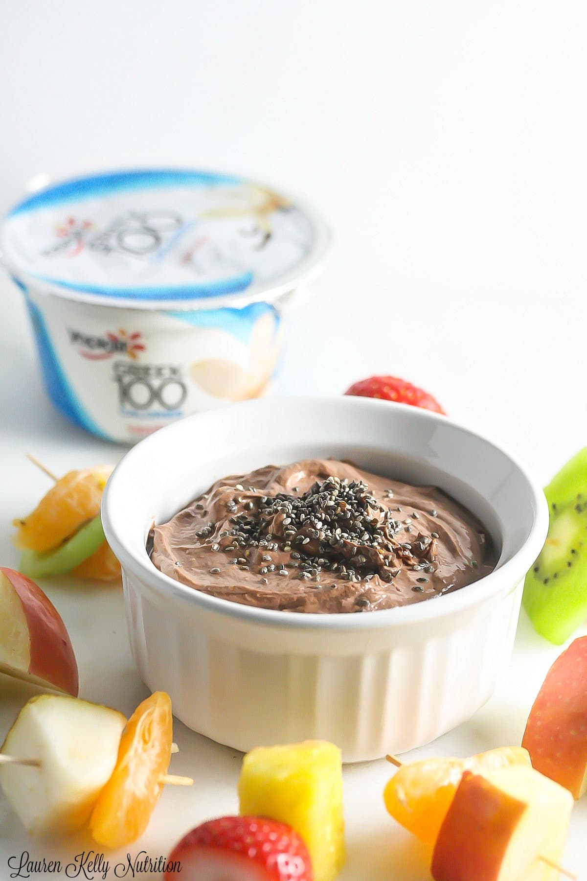 This Chocolate Peanut Butter Dip is packed with protein, antioxidants and fiber and taste DELICIOUS! www.laurenkellynutrition.com