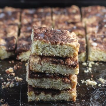 These Snickerdoodle Bars are lightened up and still crazy delicious! Simple to make and ready in 30 minutes. From Lauren Kelly Nutrition