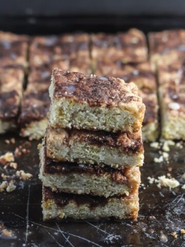 These Snickerdoodle Bars are lightened up and still crazy delicious! Simple to make and ready in 30 minutes. From Lauren Kelly Nutrition