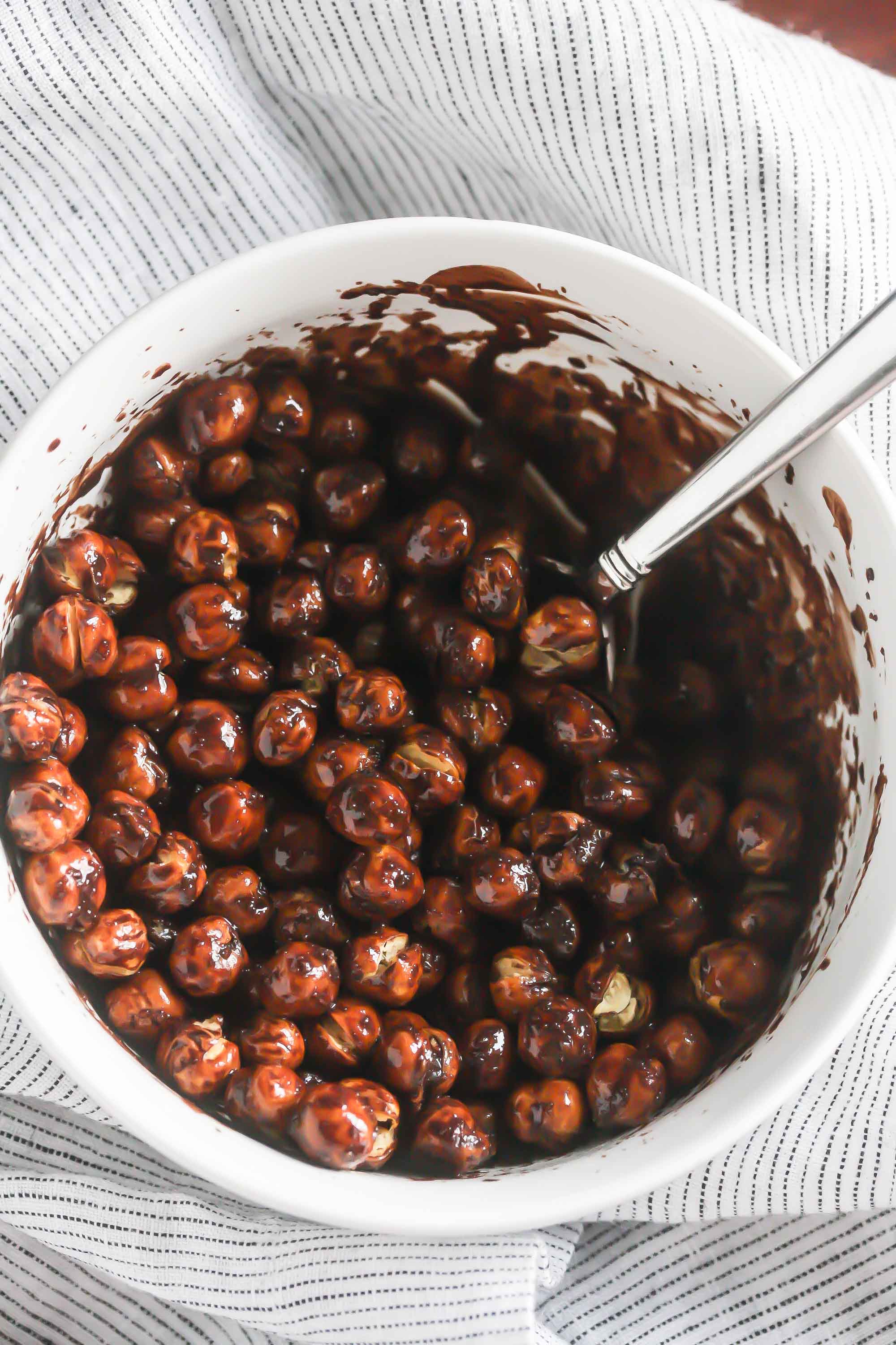 These Chocolate Covered Roasted Chickpeas are packed with protein and are crazy delicious! #vegan #glutenfree