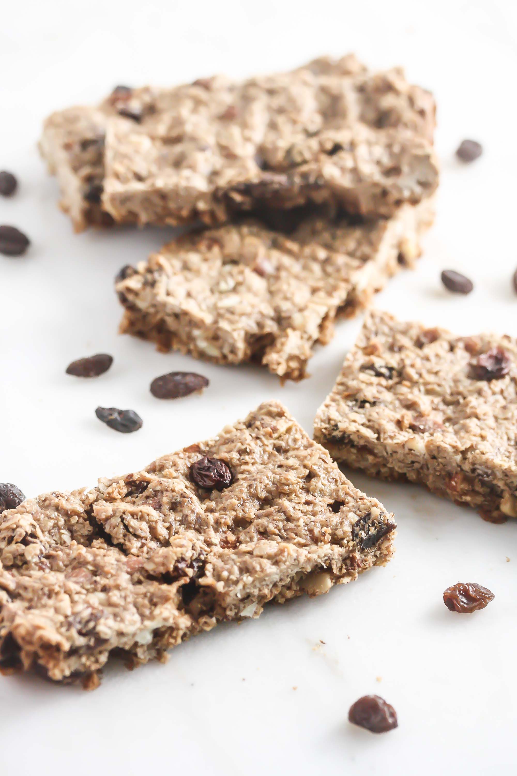 These Almond Oatmeal Raisin Bars are the perfect healthy snack for kids and adults! #glutenfree www.laurenkellynutrition.com