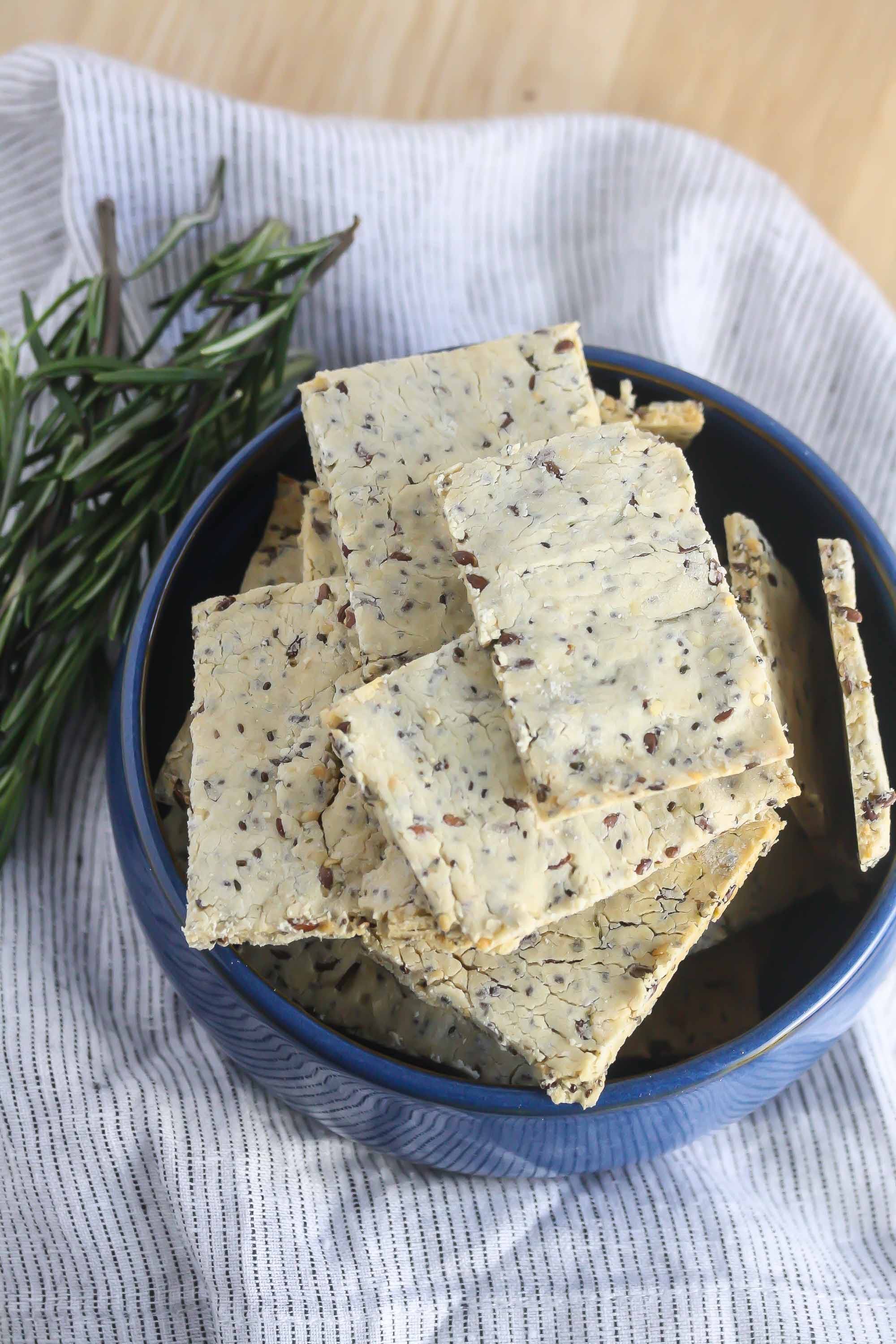 These Gluten-Free Rosemary Super Seed Crackers are healthy and delicious! www.laurenkellynutrition.com
