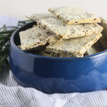 These Gluten-Free Rosemary Super Seed Crackers are healthy and delicious! www.laurenkellynutrition.com