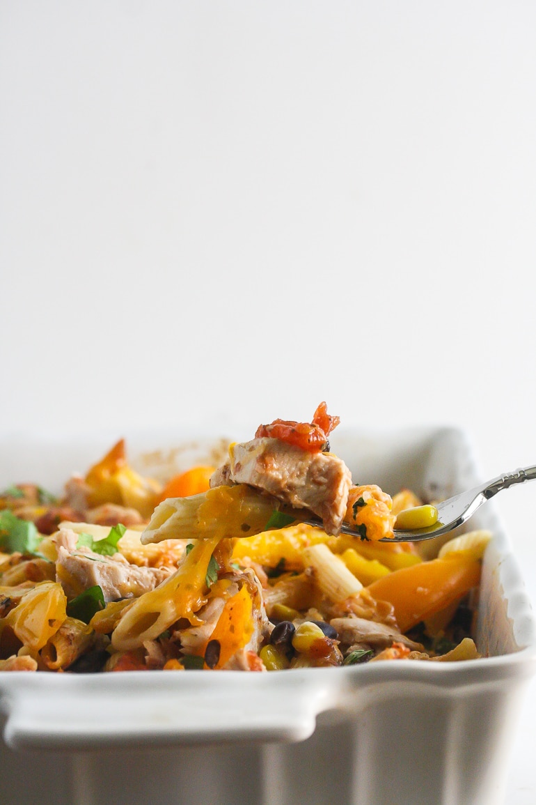 This One Dish Salsa Pasta Chicken Bake takes less than 10 minutes to prepare and the pasta doesn't need to be cooked before hand. It's not only simple to make, but also healthy and delicious! From Lauren Kelly Nutrition #OrganicforAll